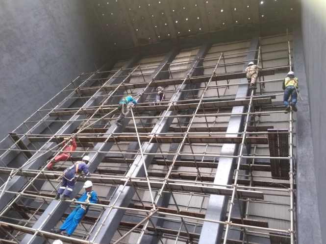 Struktur scaffolding yang aman dan kokoh di proyek Support Cooling Tower Rehabilitation sesuai standar K3.