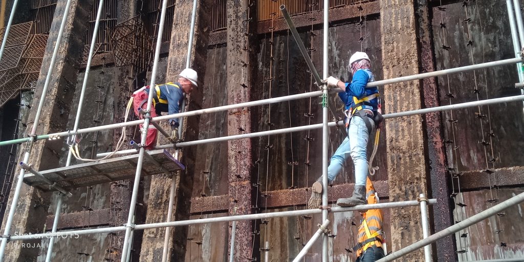 Pemasangan scaffolding profesional standar industri.