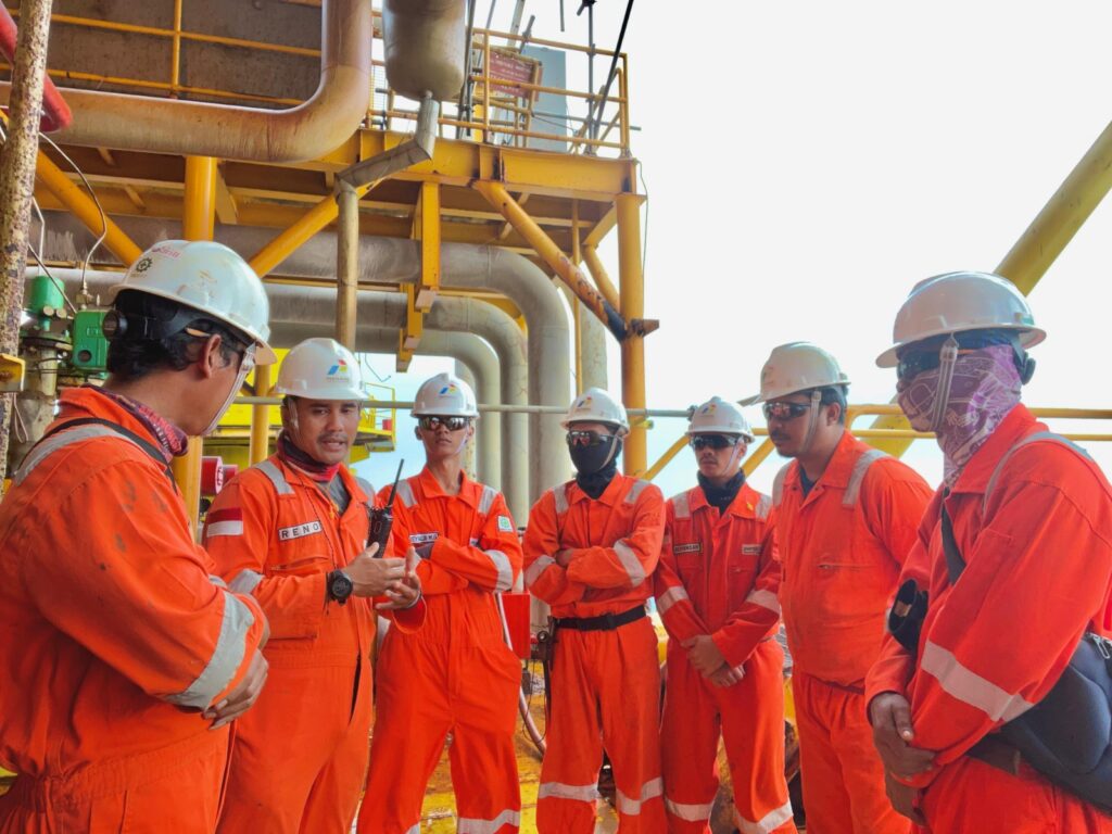 Tim teknis scaffolding profesional siap kerja sistem borongan.