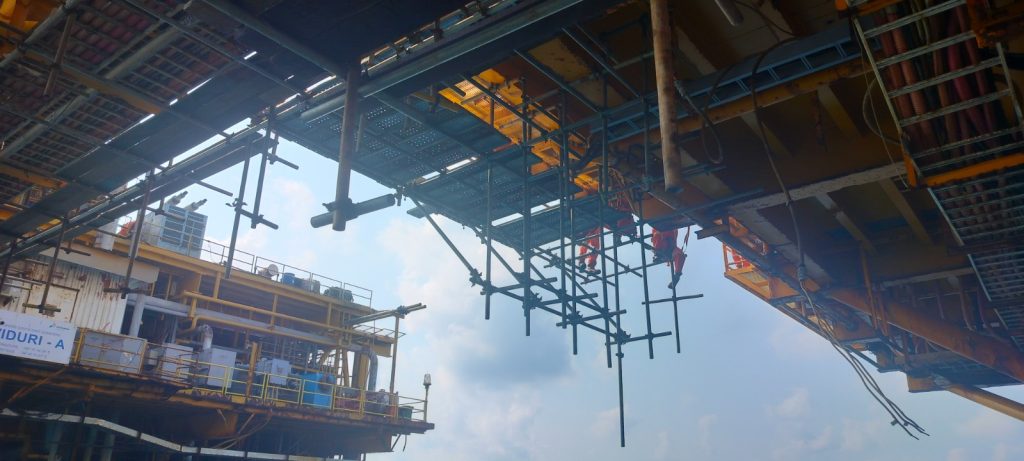 Struktur scaffolding industri kompleks di area kilang minyak untuk proyek maintenance.