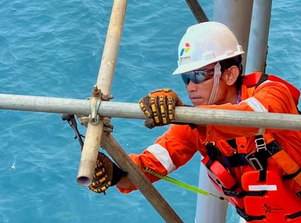 Detail klem pengunci pipa scaffolding yang terpasang benar untuk mencegah kecelakaan kerja.